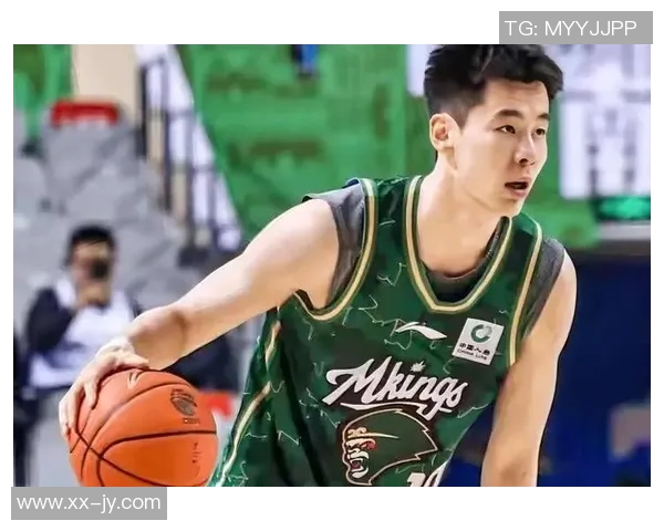 郭昊文表现出色尽管球队失利11投7中三分球命中率高达75砍下22分3篮板3助攻